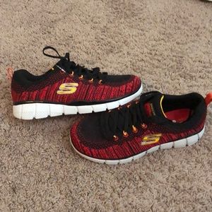 Boys size 7 Skechers relaxed fit